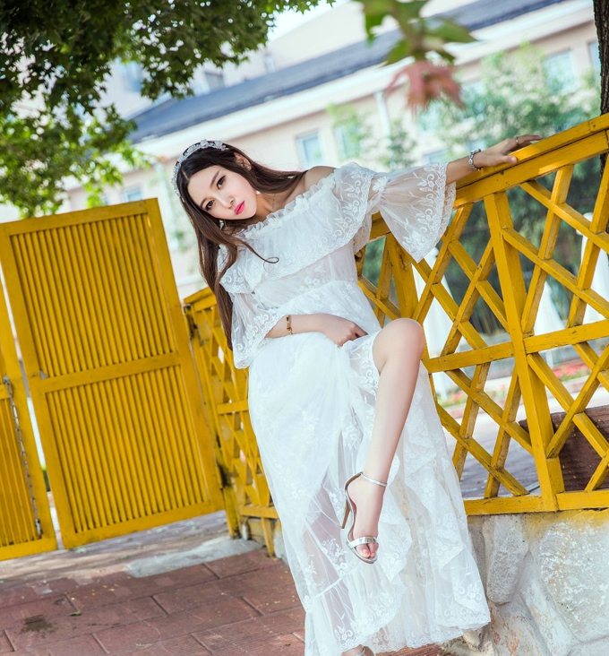 清纯美女李梓熙花仙子白纱裙撩裙秀白色蕾丝内裤诱惑写真