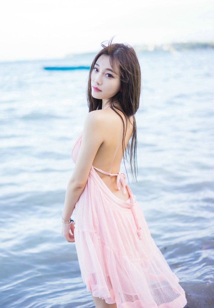 杨晨晨sugar海边性感粉色露背裙诱惑迷人美乳翘臀风情写真