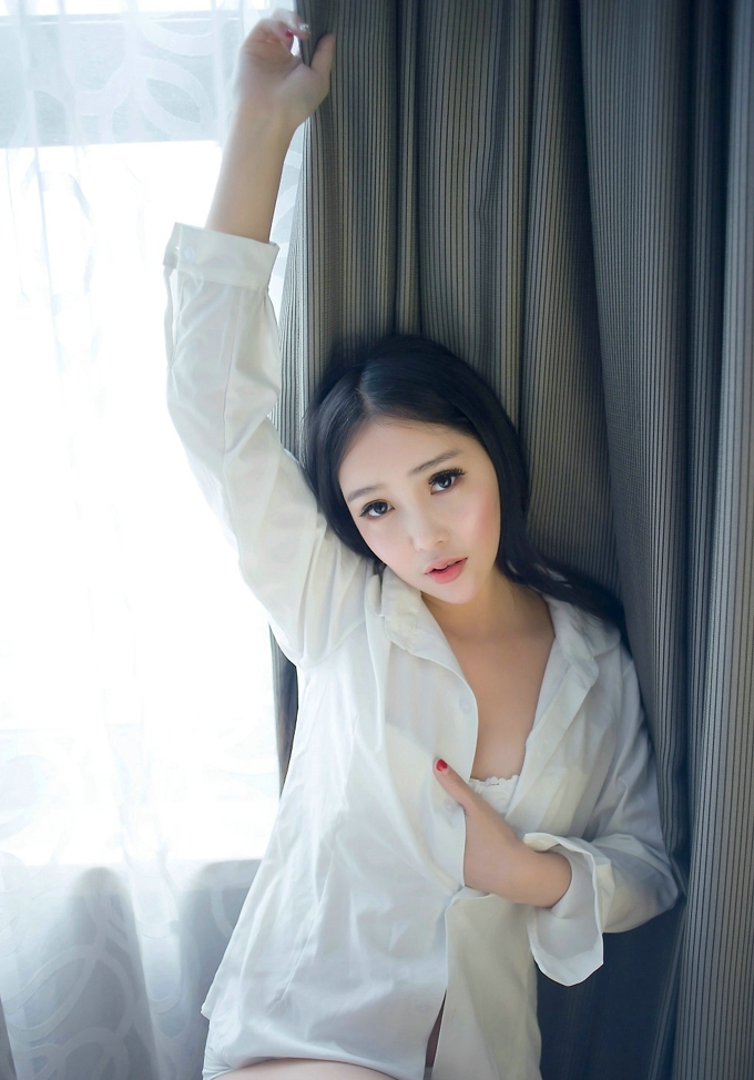 混血美女艾弥居家私房内衣美乳写真