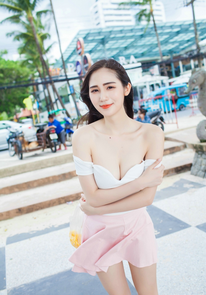 SISY思性感美乳诱惑连衣裙美腿写真