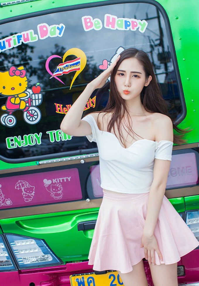 SISY思性感美乳诱惑连衣裙美腿写真