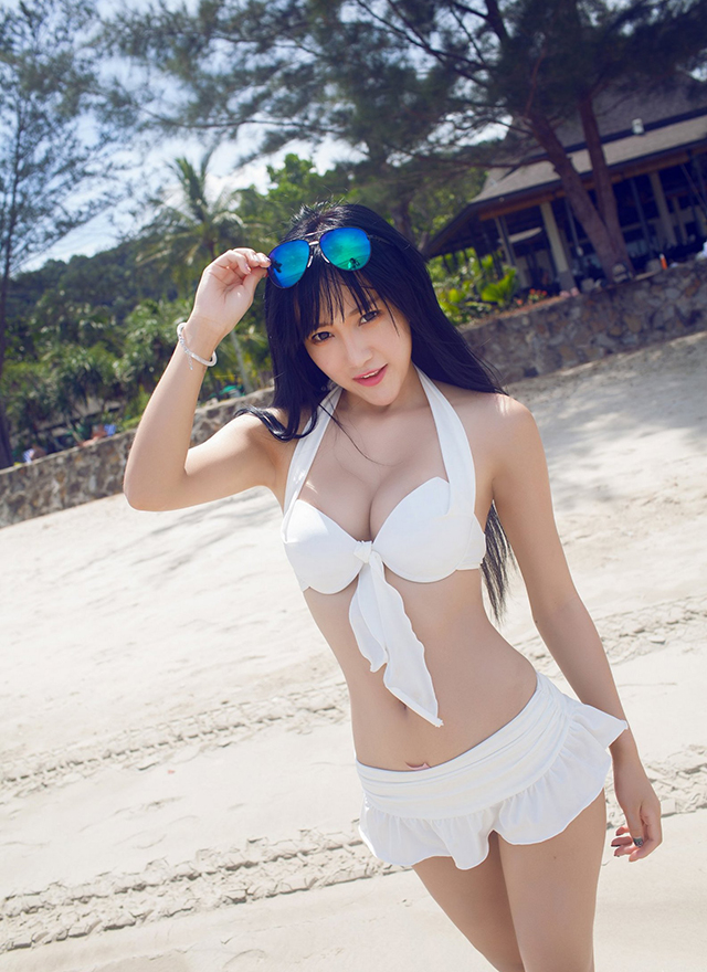 甜美女神杨上萱性感泳衣海边诱惑写真