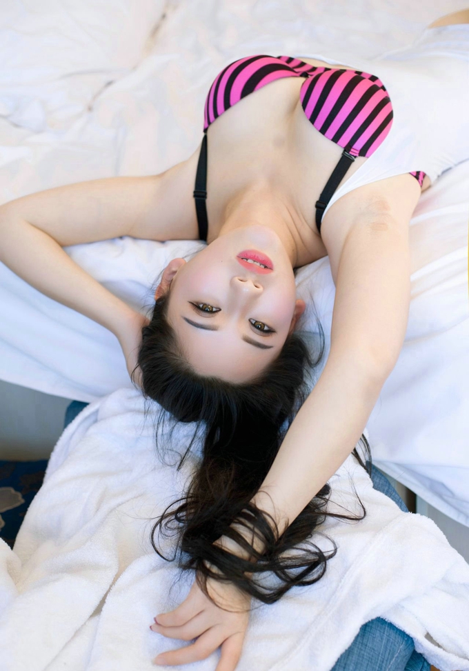 内衣美乳诱惑迷人美腿白嫩写真
