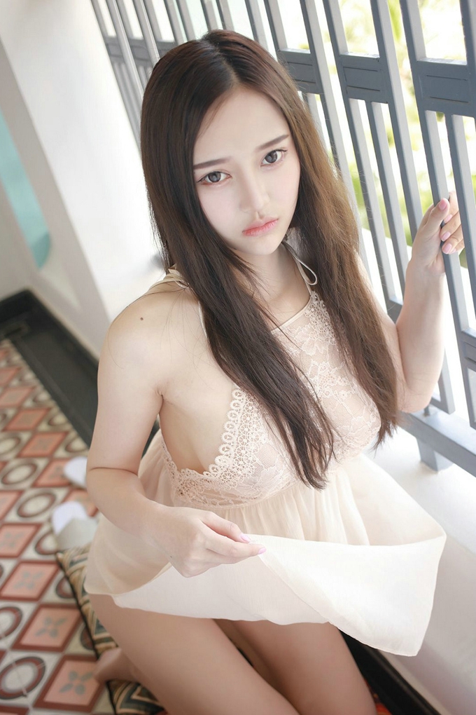 女神唐琪儿il心愿旅拍粉嫩蕾丝裙透视秀豪乳诱惑写真