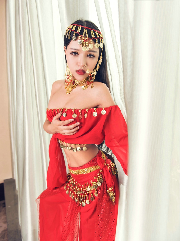 性感女神韩秀冉气质妩媚美腿写真