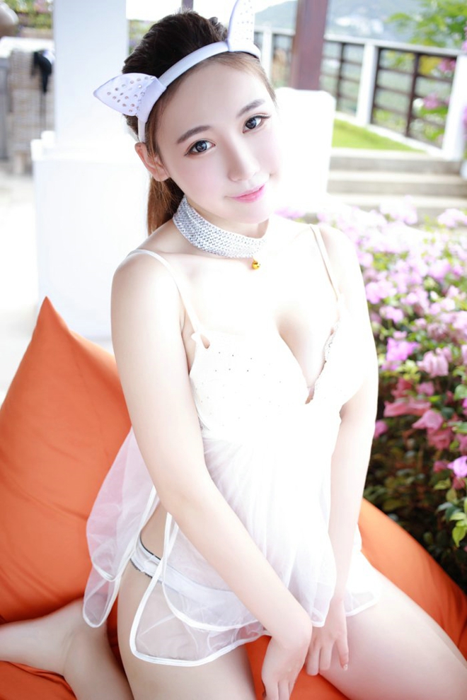 翘臀嫩肤美胸美女室外俏皮阳光诱惑写真