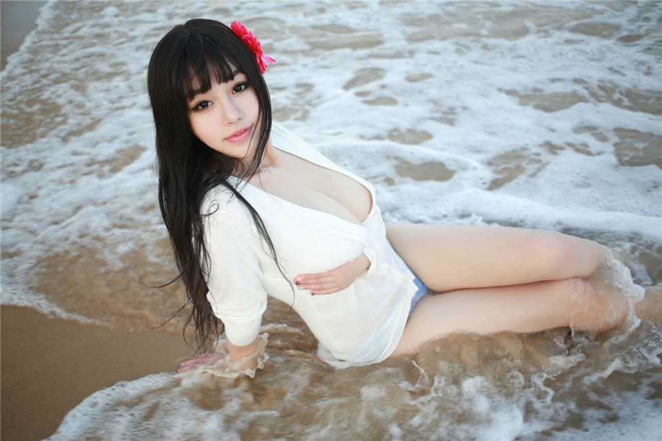 童颜巨乳女神可儿海边性感酥胸写真