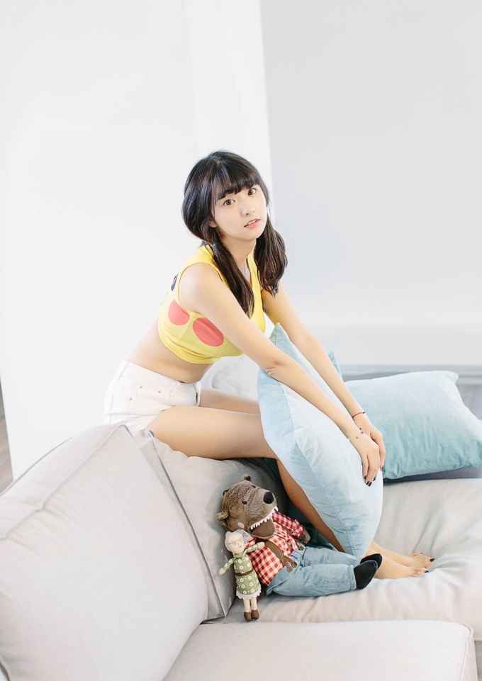超短上衣可爱妹子卖萌美腿写真
