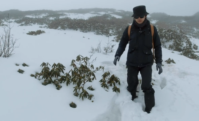 46岁钟汉良重走长征路！零下爬雪山环境艰险，走路手脚并用引泪目