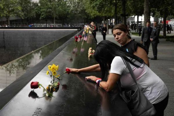 ▲11日，美国民众在纽约“9·11”纪念广场悼念遇难亲人。（法新社）