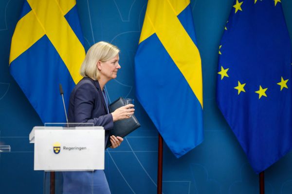 14日，瑞典首相安德松在斯德哥尔摩宣布败选后离开。（法新社）