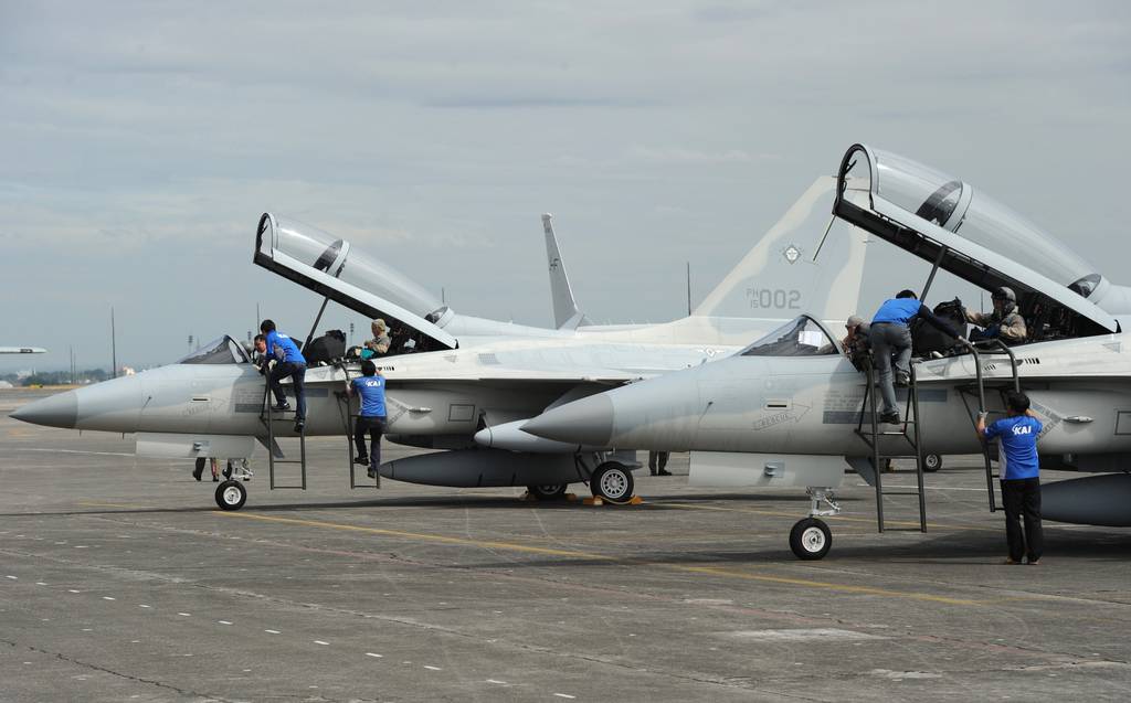 资料图：韩国技术人员正在对菲律宾购买的FA-50战机进行检查 图片来源：社交媒体