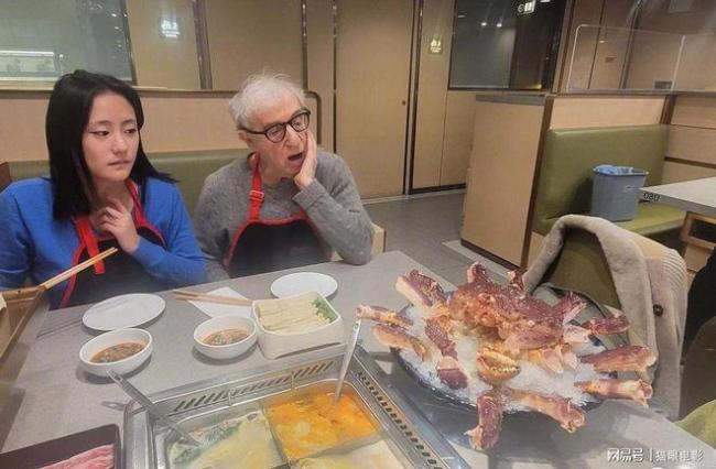 86岁伍迪艾伦和家人聚餐吃火锅 华裔女儿罕见亮相