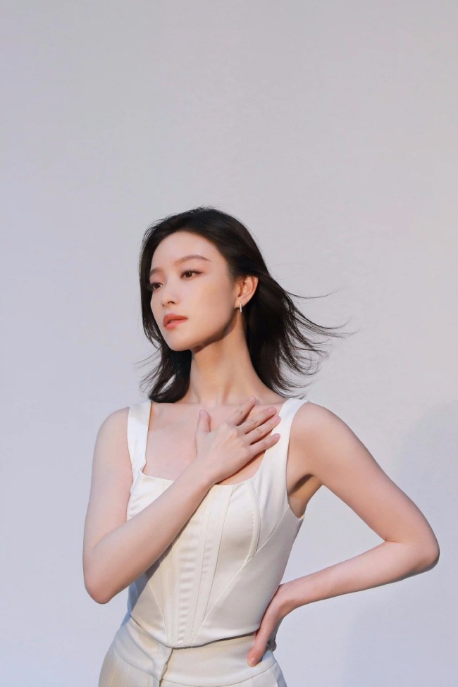 倪妮玫瑰转场大片
