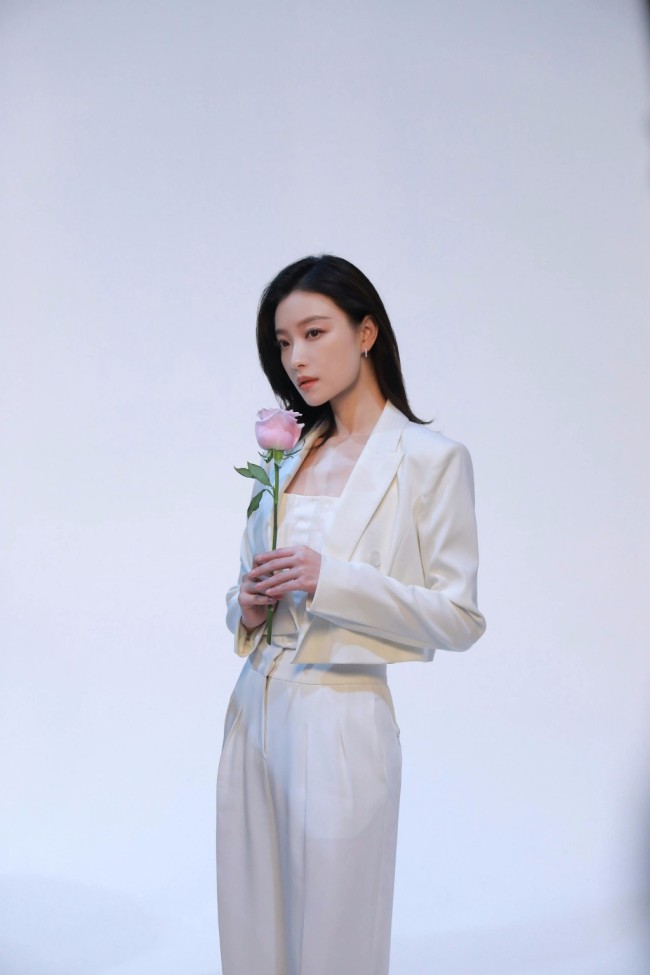 倪妮玫瑰转场大片