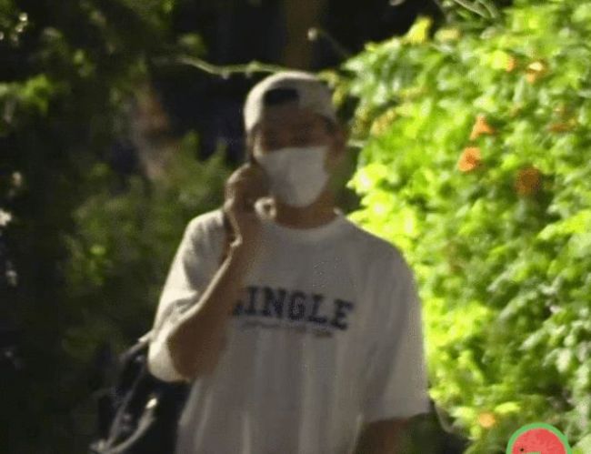 张翰被曝吃饭逛街电话不停 似乎未受新剧争议影响