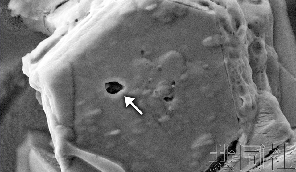 小行星“龙宫”沙粒样本中发现的硫化铁结晶。黑色小孔内部有碳酸水。NASA/JSC、东北大学供图。（日本共同社）