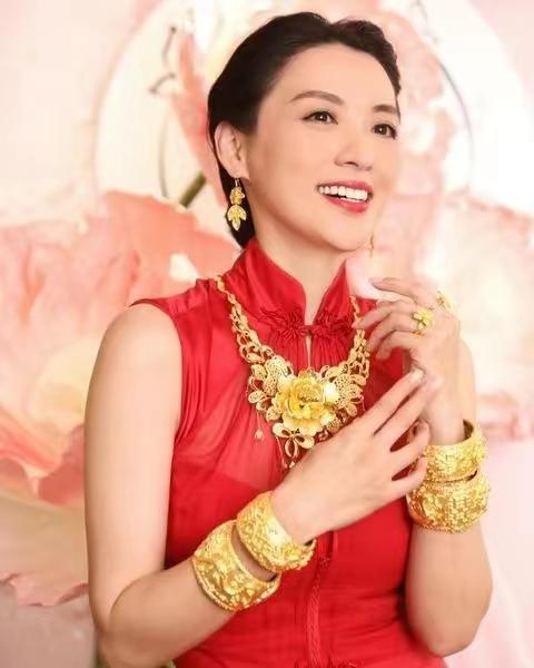 香港女星陈炜举行婚礼 满身金器两对金镯抢眼
