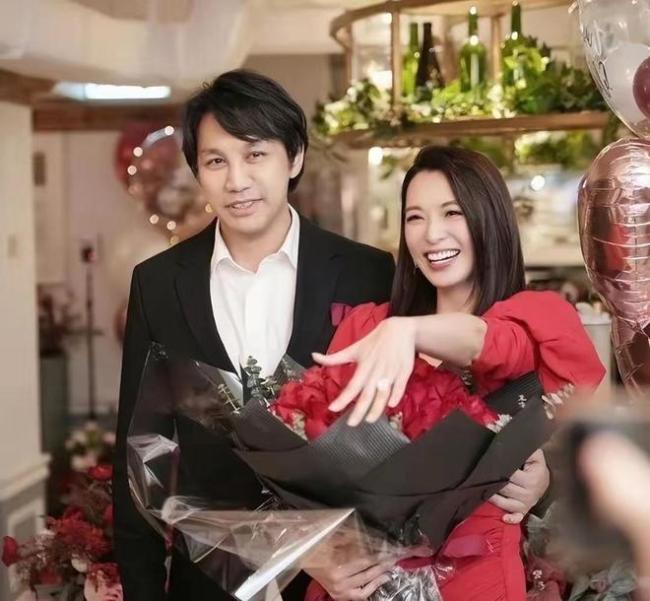 香港女星陈炜举行婚礼 满身金器两对金镯抢眼