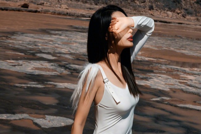 李沁分享生日写真 红白套裙诠释不同风采