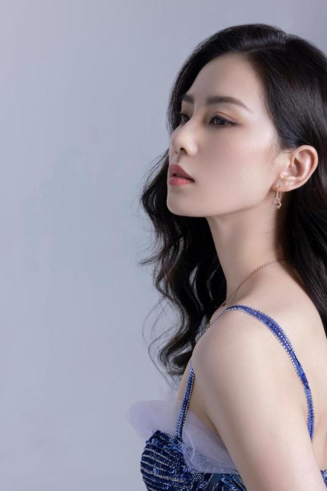 刘诗诗最新时尚大片释出 吊带长裙曲线优美身材辣