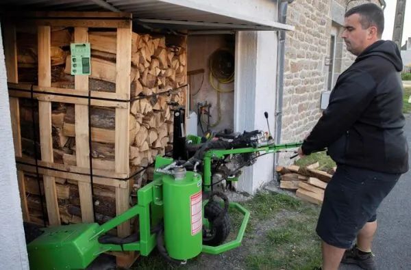 ▲9月21日，法国一家能源公司的员工在为客户送木柴。（法新社）