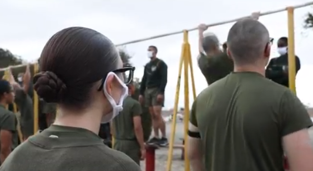 美国士兵在基地接受训练。