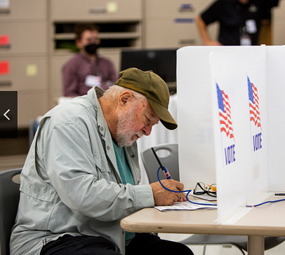 9月23日，美国明尼阿波利斯市一名选民在中期选举中提前投票。