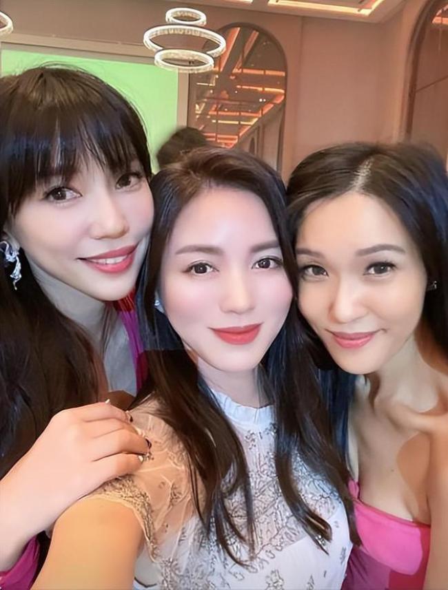 李靓蕾晒与杨谨华关颖自拍 笑容满面状态好