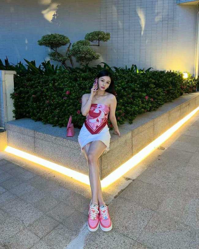 邱淑贞大女儿沈月穿睡衣晒素颜照 成功融入名流圈