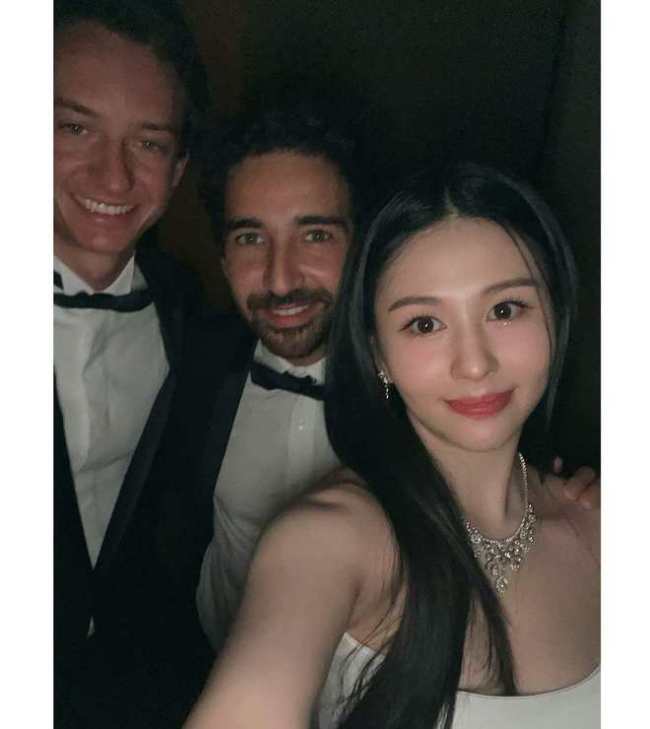 邱淑贞大女儿沈月穿睡衣晒素颜照 成功融入名流圈