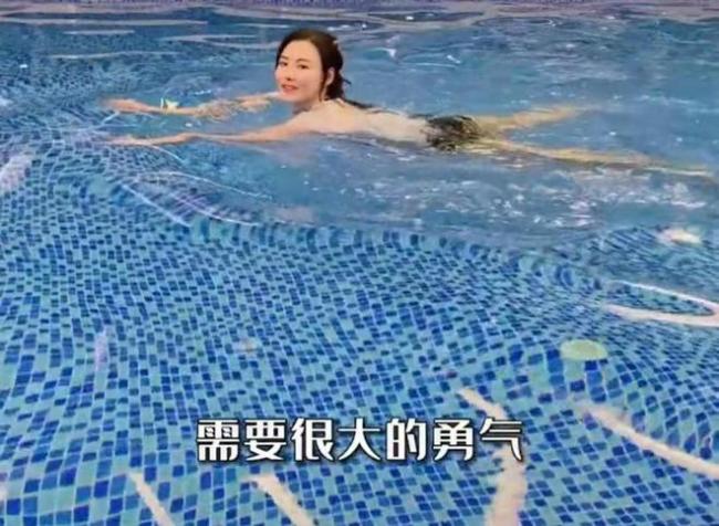 42岁张柏芝晒游泳视频皮肤白皙 拍摄者意外出镜