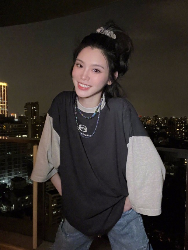 俩娃辣妈奚梦瑶扎高马尾少女感十足 对镜比耶甜笑