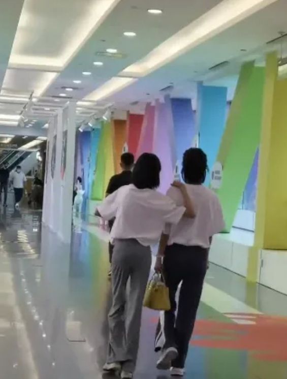 陆毅14岁女儿身材太瘦裤子显松垮 胳膊细到似竹竿