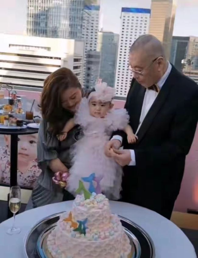 83岁刘诗昆为2岁女儿办生日宴 宝宝超高颜值如公主