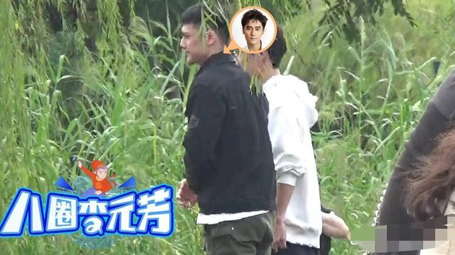 蒋劲夫罕见露面尽显老态 与粉丝合照仍有人气