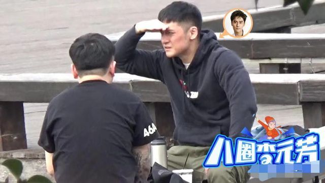 蒋劲夫罕见露面尽显老态 与粉丝合照仍有人气