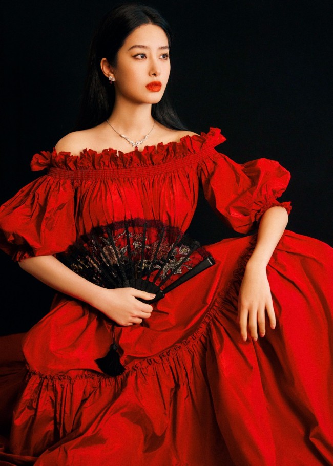 杨采钰穿复古红裙配红唇 拿蕾丝扇娇艳迷人