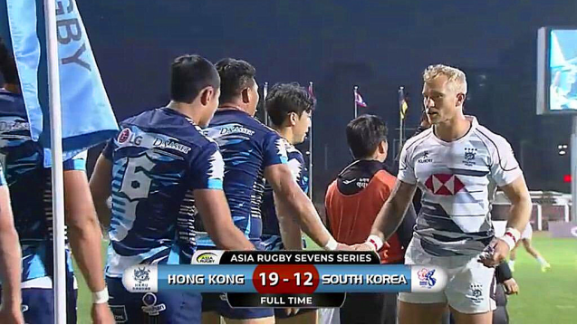 在韩国仁川11月13日举行的亚洲七人制橄榄球系列赛中，中国香港队与韩国队在决赛后握手。图自香港东网