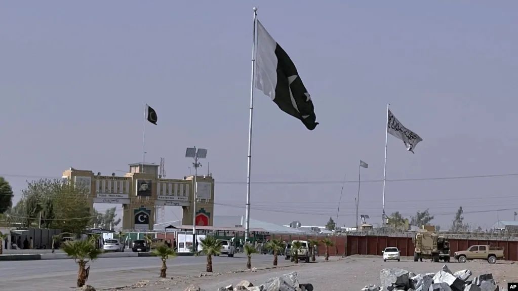 2021年8月27日，阿巴边境，巴基斯坦查曼检查站友谊门附近 。图源：美媒
