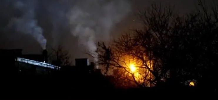 当地时间11月15日，据多家波兰媒体报道，有导弹在波兰境内爆炸并造成两人死亡。外媒视频截图