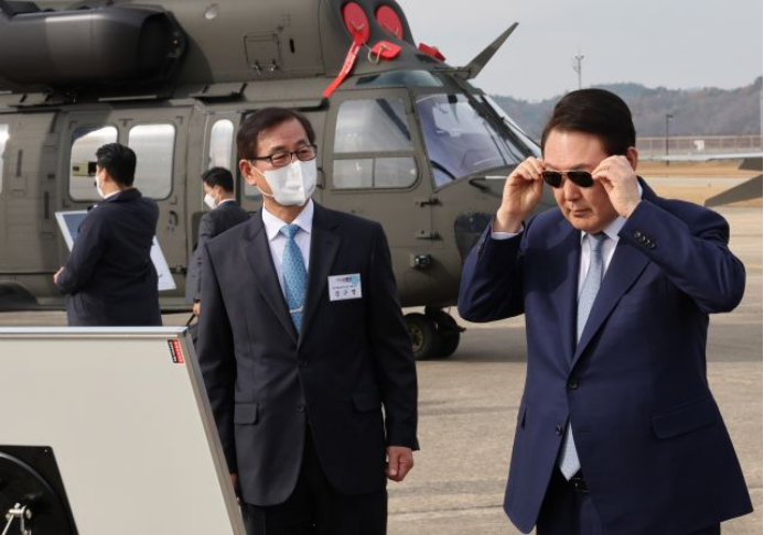 尹锡悦佩戴拜登所赠墨镜参观韩国航空宇宙产业公司。 图自韩媒