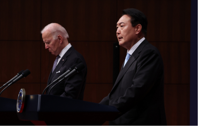 5月21日，韩美首脑会晤结束后，拜登（左）和尹锡悦在韩国首尔召开记者会。 图自韩媒