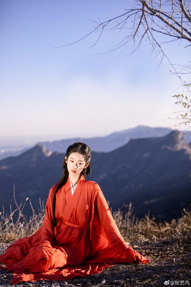 张艺凡古风造型像画中人 着红衣执伞走山川