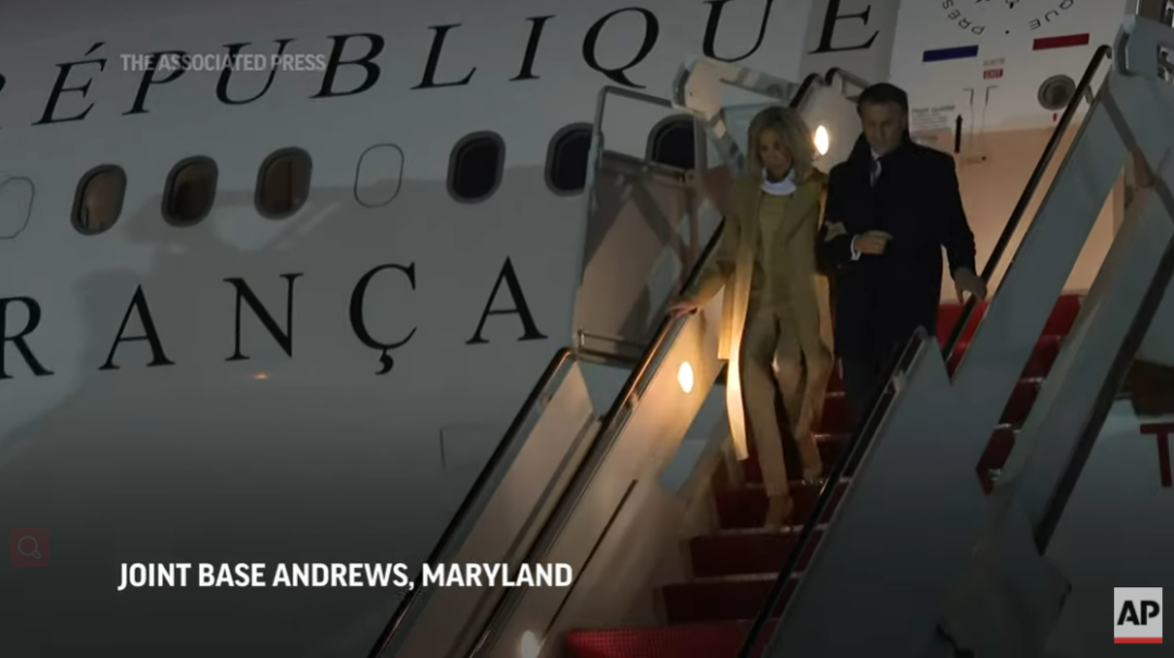 当地时间11月29日晚，法国总统马克龙偕夫人布丽吉特抵达华盛顿郊区的安德鲁斯空军基地 图源：美媒