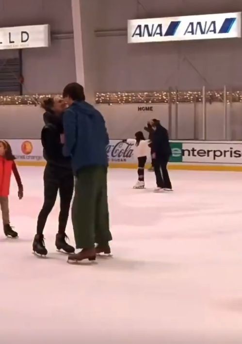 谈恋爱了？谷爱凌在滑冰场与男子牵手接吻好甜蜜