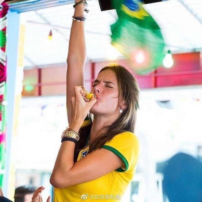 巴西超模AA世界杯观赛 双手比耶活力十足
