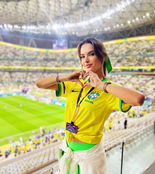 巴西超模AA世界杯观赛 双手比耶活力十足