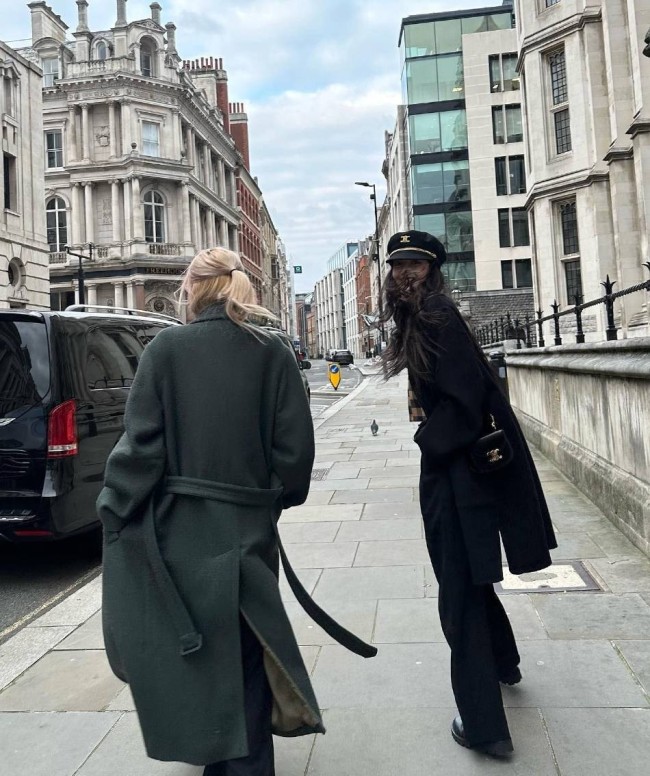 Lisa和Rose伦敦街头畅玩 双倍养眼又美又飒