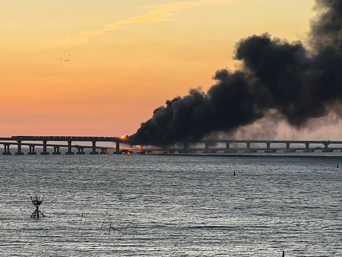 当地时间10月8日，一辆卡车在克里米亚大桥爆炸，导致铁路罐车起火 图自澎湃影像